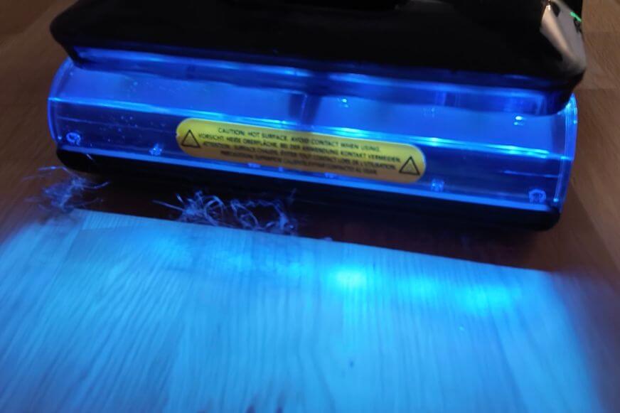 Der Tineco Floor One S7 Stretch Steam Plus saugt im Test lange Haare auf und beleuchtet sie im Dunklen mit dem Laser.